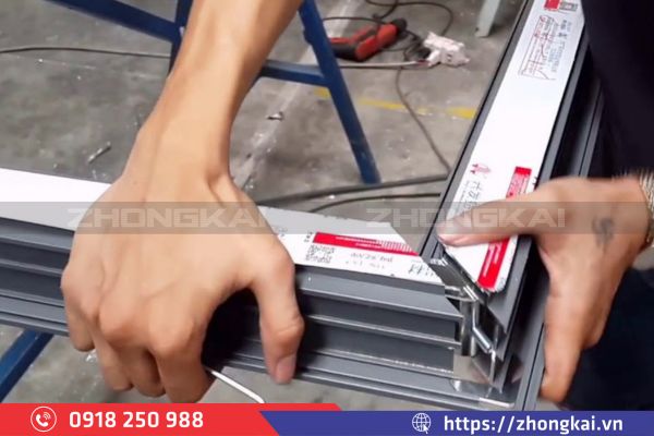 Thực hiện lắp ke góc kỹ thuật