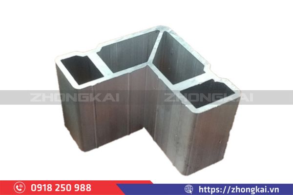 Ke ép góc góp phần giúp cửa kín khít hơn