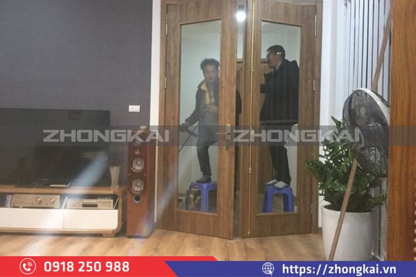 Cửa nhôm vân gỗ thi công nhanh chóng, ít bụi